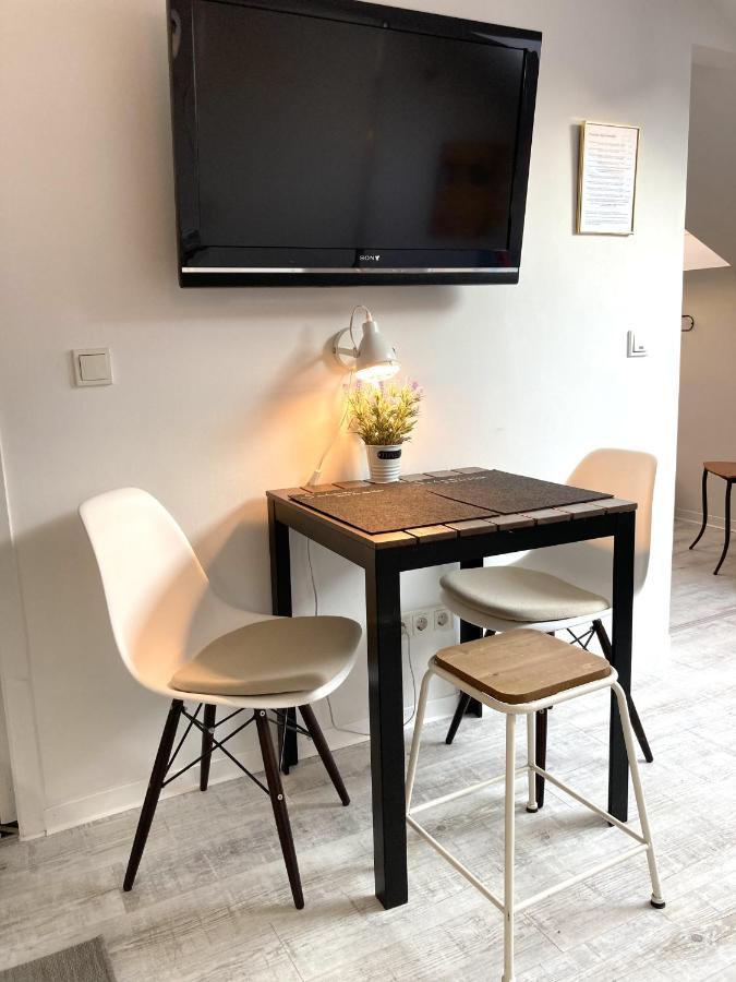 Living At Saarpartments - Adultsonly - Business & Holiday Homes With Kitchen For Long- And Short Term Stay, 3 Min To St Johanner Markt And Points Of Interest ザールブリュッケン エクステリア 写真